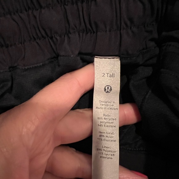 Lululemon Hotty Hot Low-Rise Lined Short 4" tall - Picture 3 of 5